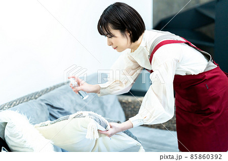 ソファを消毒する主婦 ソファを消毒する主婦 85860392