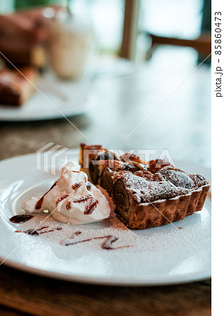 クリームが添えられたタルト 85860473