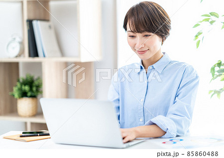 テレワークをする女性 85860488