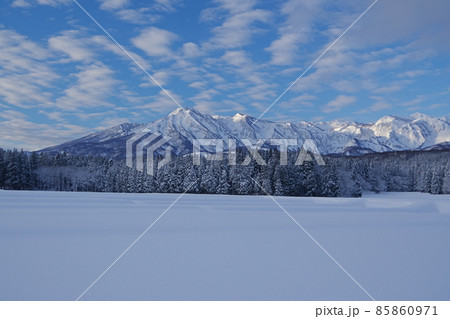 冬の妙高山と雪深い棚田の風景　Ver1 85860971