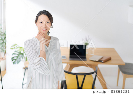 在宅ワーク　主婦　上半身 85861281
