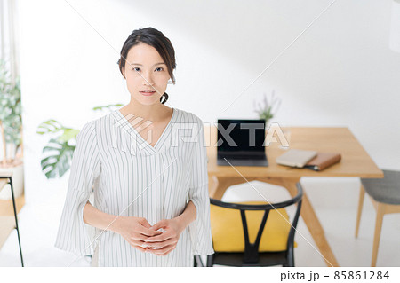 在宅ワーク　主婦　上半身 85861284