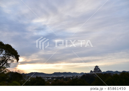 日本の兵庫県の姫路市　春の季節の姫路城　美しい朝焼けと立派な天守閣 85861450