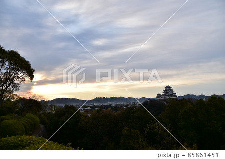 日本の兵庫県の姫路市　春の季節の姫路城　美しい朝焼けと立派な天守閣 85861451