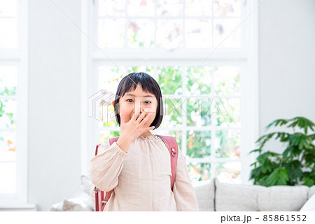 ランドセルを背負った小学生 驚く ランドセルを背負った小学生 驚く 85861552