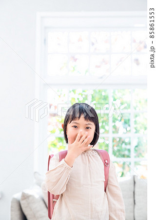 ランドセルを背負った小学生　驚く 85861553