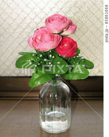 窓辺のバラの造花 85861668