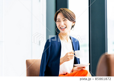 カフェでくつろぐミドルの女性 カフェでくつろぐミドルの女性 85861872