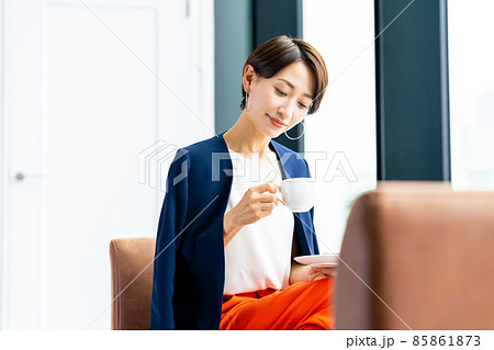 カフェでくつろぐミドルの女性 カフェでくつろぐミドルの女性 85861873