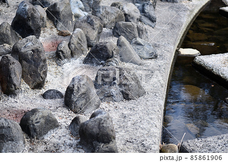 渇水期の川と生態系保全ブロック 85861906