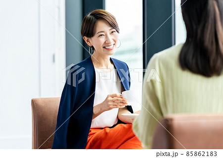 カフェで友達とくつろぐミドルの女性 85862183