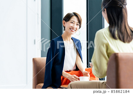 カフェで友達とくつろぐミドルの女性 85862184