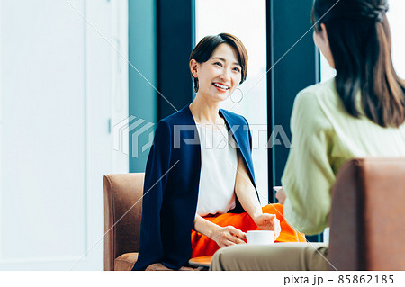 カフェで友達とくつろぐミドルの女性 85862185