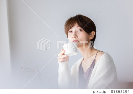 女性　ライフスタイル　ビューティー　朝　 85862194