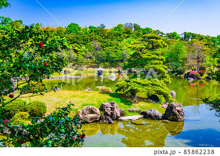 新緑の万博公園の日本庭園 新緑の万博公園の日本庭園 85862238