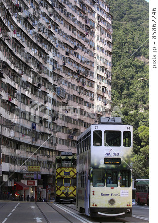 香港・クアリーベイのモンスターマンション前を行くトラム 香港・クアリーベイのモンスターマンション前を行くトラム 85862246