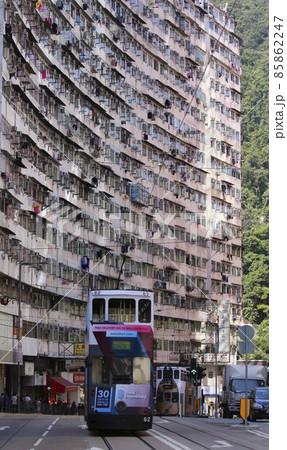 香港・クアリーベイのモンスターマンション前を行くトラム 85862247