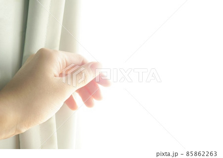 カーテンを開ける女性の手 カーテンを開ける女性の手 85862263
