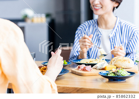 カフェでランチをするミドルの女性 カフェでランチをするミドルの女性 85862332