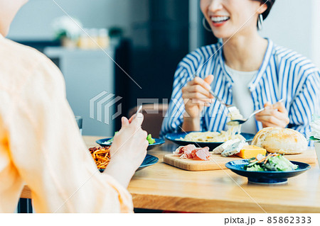 カフェでランチをするミドルの女性 85862333