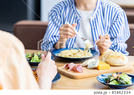 カフェでランチをするミドルの女性 カフェでランチをするミドルの女性 85862334