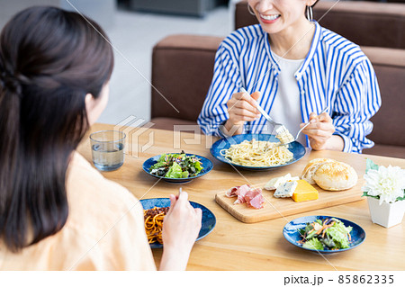 カフェでランチをするミドルの女性 カフェでランチをするミドルの女性 85862335