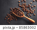 Coffee beans with wooden scoop 85863002
