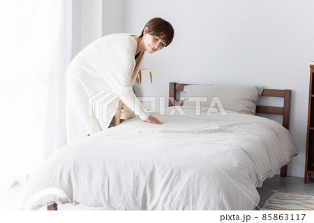 ベッドメイキングする女性 ベッドメイキングする女性 85863117