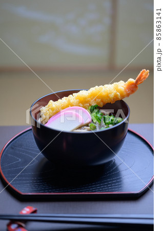 年越しそばのイメージカット写真|海老天・かまぼこ・ねぎ 85863141