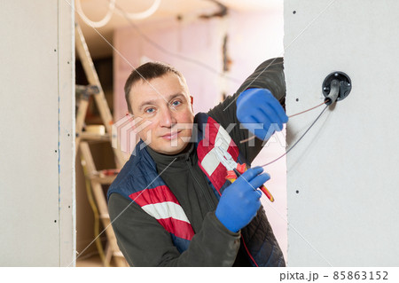 Repair man working on electric wires Repair man working on electric wires 85863152