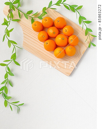 カッティングボードに乗せたキンカン（縦位置） 85863272