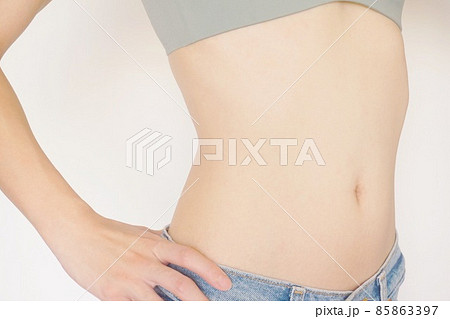 女性のくびれと右手 女性のくびれと右手 85863397