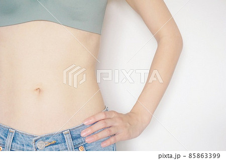 正面を向いた女性のくびれと左腕 正面を向いた女性のくびれと左腕 85863399