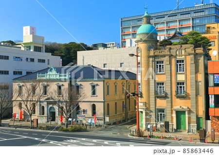 【山口県】晴天下の旧秋田商会ビルと下関南部町郵便局 85863446