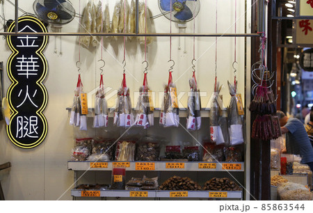 香港・徳輔道西の「海味街」で売られる塩干し魚（ハムユイ）。以前は安かったが現在は高価 85863544