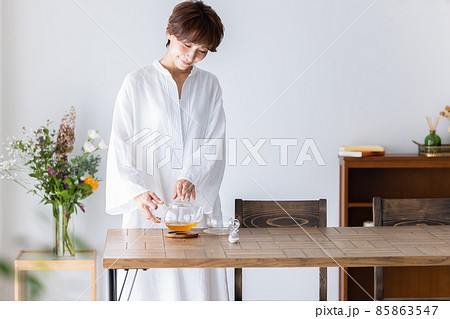 女性　ティータイム  85863547