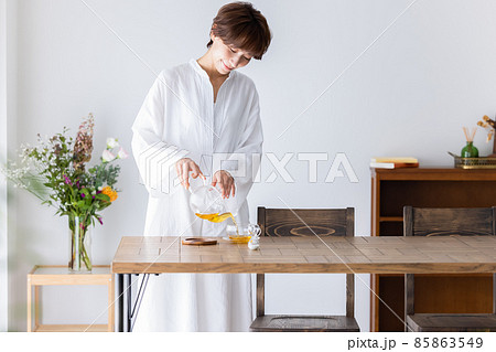 女性　ティータイム  85863549