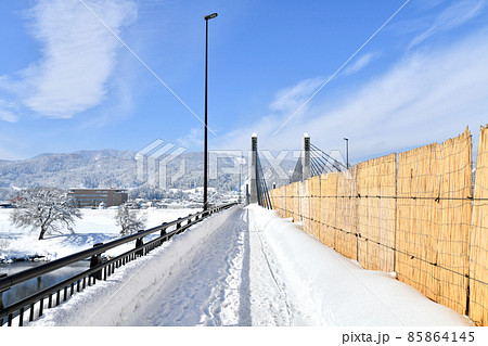 中央橋/千曲川より飯山市中心街方面を望む(長野県飯山市)【2022.1】 中央橋/千曲川より飯山市中心街方面を望む(長野県飯山市)【2022.1】 85864145