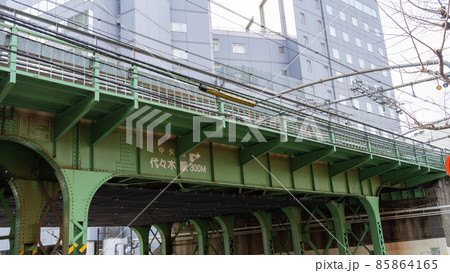 【東京】明治通りのJR鉄橋風景 85864165