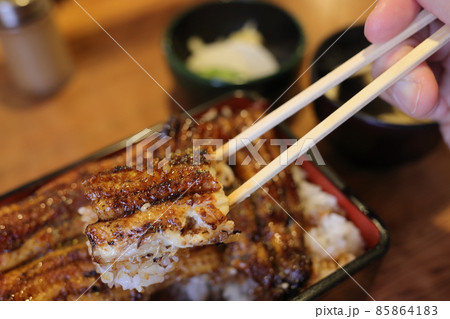 特上鰻重を持ち上げたところ 85864183