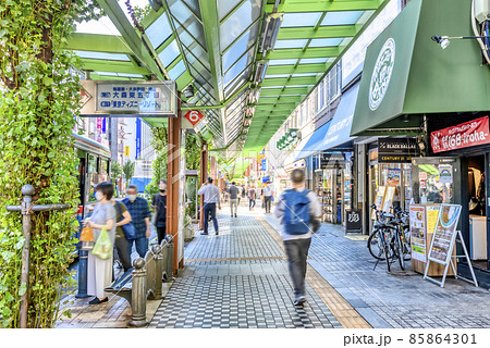 東京都大田区の都市風景　蒲田駅前バス停 85864301