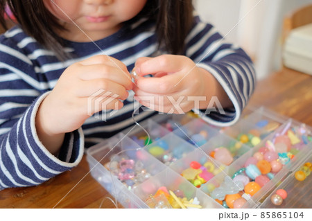 4歳の子供とビーズ遊び 85865104