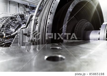 A gas turbine with a compressor rotor and a bolted coupling half 85865198