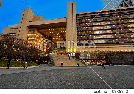 うめきた広場側から見た大阪駅と大階段、3月3日、日本 85865289