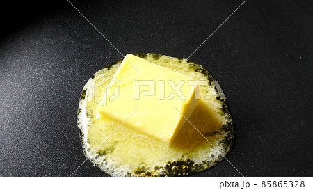 バターを溶かす 85865328