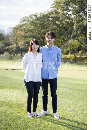 日本人の若いカップル、早朝の公園、カジュアル、ジーンズ 日本人の若いカップル、早朝の公園、カジュアル、ジーンズ 85865810