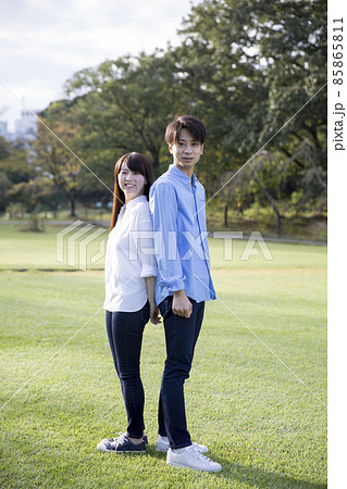 日本人の若いカップル、早朝の公園、カジュアル、ジーンズ 日本人の若いカップル、早朝の公園、カジュアル、ジーンズ 85865811