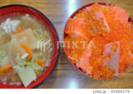 鮭親子丼と鱈汁 鮭親子丼と鱈汁 85866179
