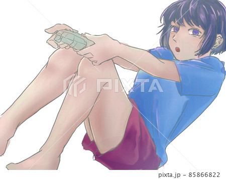 ラフな服でゲームをする女の子 85866822