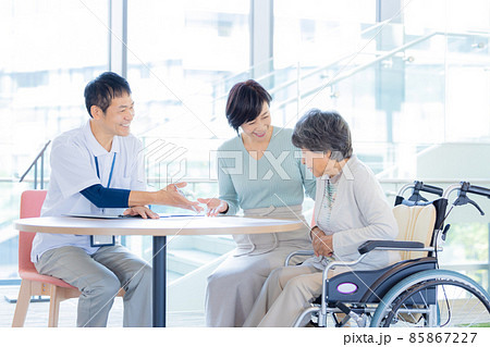 介護　親子に説明をする施設職員　撮影協力「LINK FOREST] 85867227